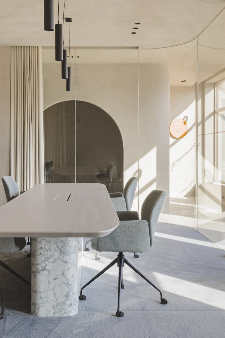 Warm beige kantoorinrichting afgewerkt met Stoopen & Meeûs Crustal