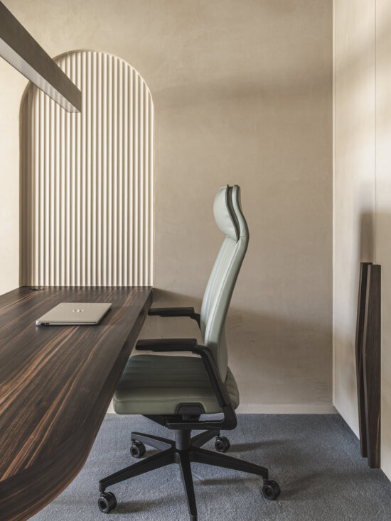 Warm beige kantoorinrichting afgewerkt met Stoopen & Meeûs Crustal