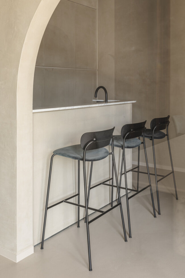 Warm beige kantoorinrichting afgewerkt met Stoopen & Meeûs Crustal
