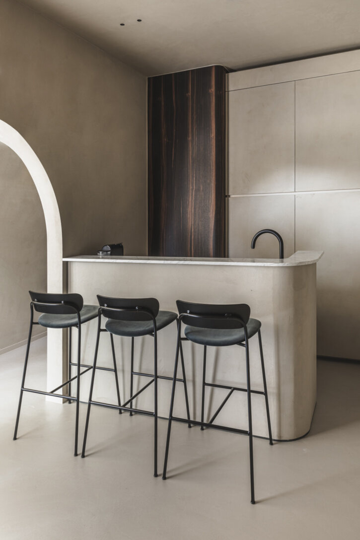 Warm beige kantoorinrichting afgewerkt met Stoopen & Meeûs Crustal