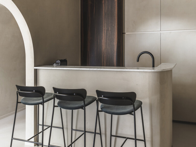 Warm beige kantoorinrichting afgewerkt met Stoopen & Meeûs Crustal