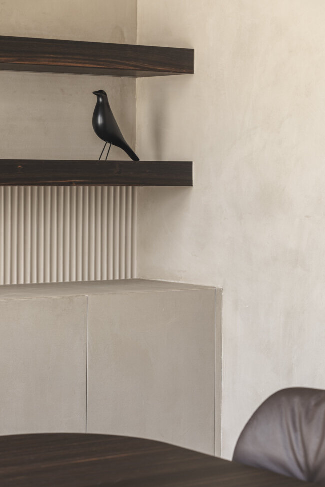 Warm beige kantoorinrichting afgewerkt met Stoopen & Meeûs Crustal