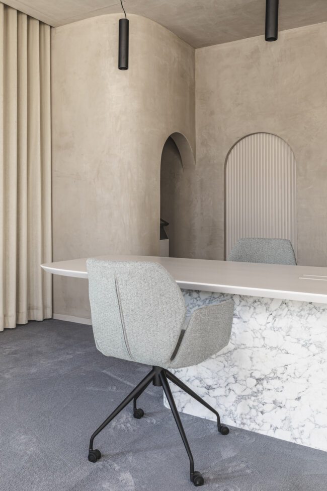 Warm beige kantoorinrichting afgewerkt met Stoopen & Meeûs Crustal