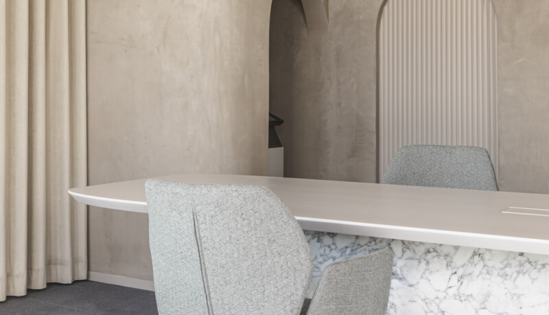 Warm beige kantoorinrichting afgewerkt met Stoopen & Meeûs Crustal
