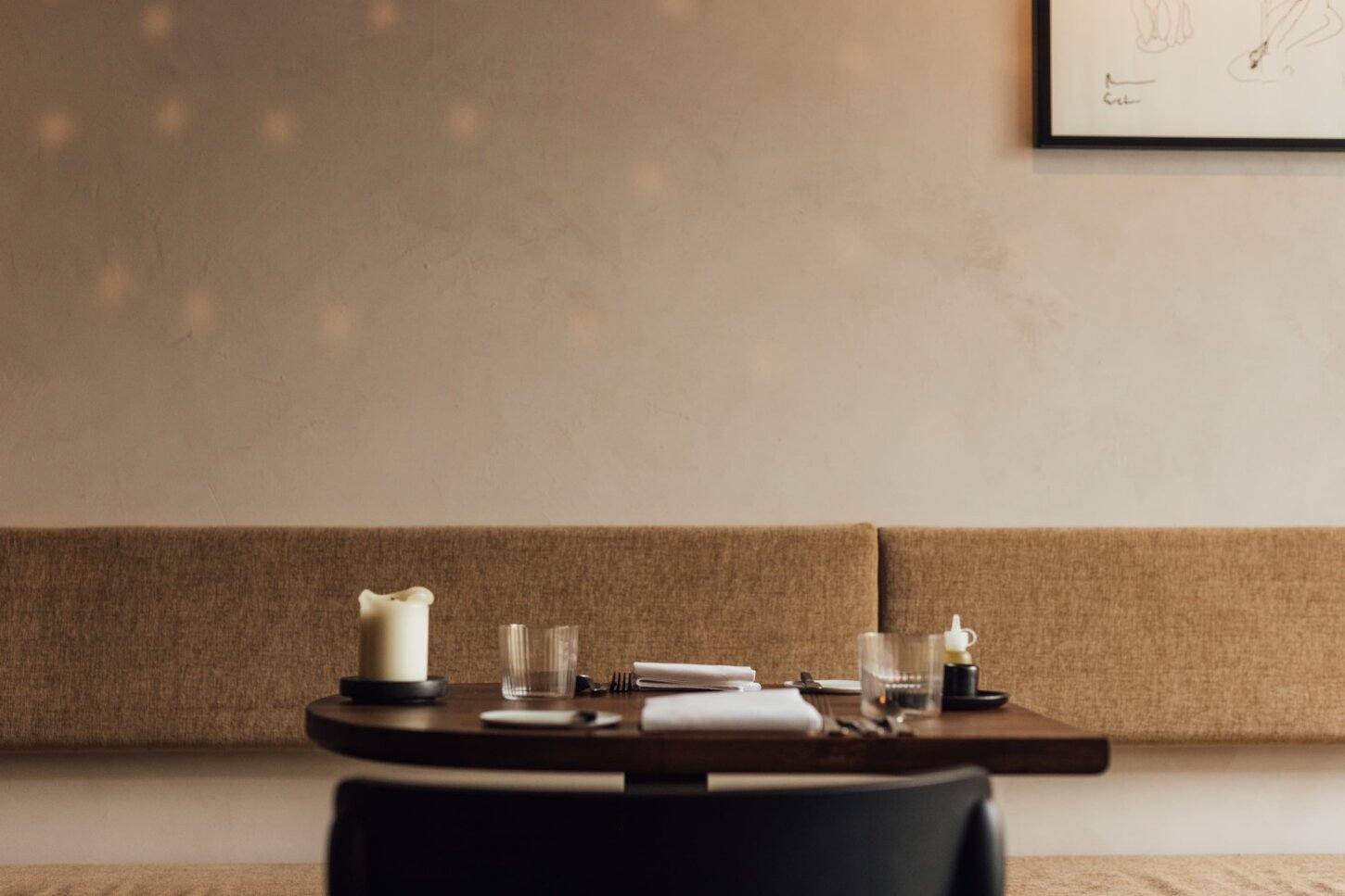 Warm beige restaurant interieur van Restaurant Ross in Hasselt, afgewerkt met Stoopen & Meeûs LimePaint