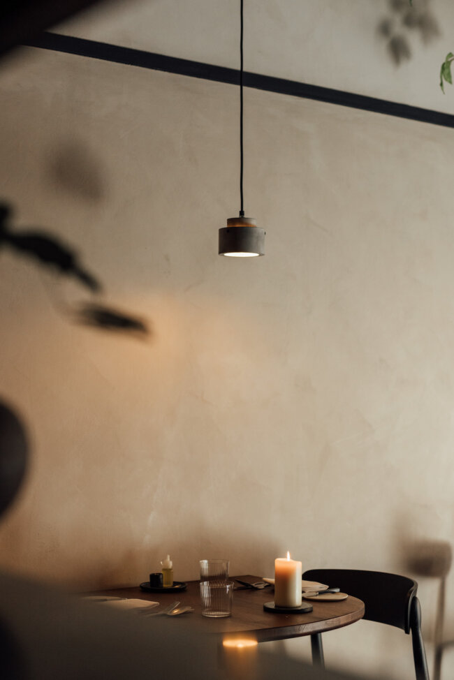stoopen-meeus-restaurant-interieur-beige-stuc-pleister-02