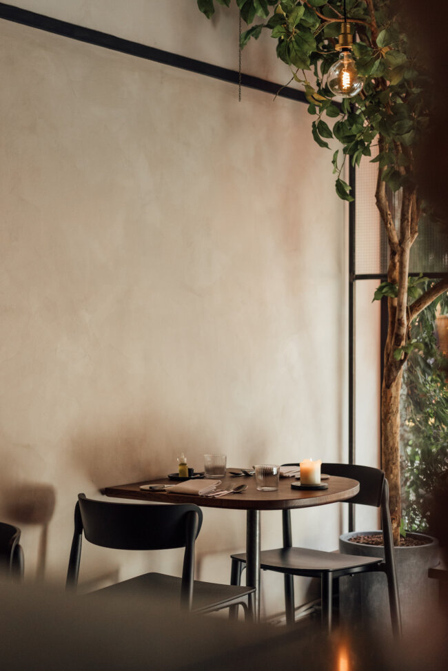 stoopen-meeus-restaurant-interieur-beige-stuc-pleister-03