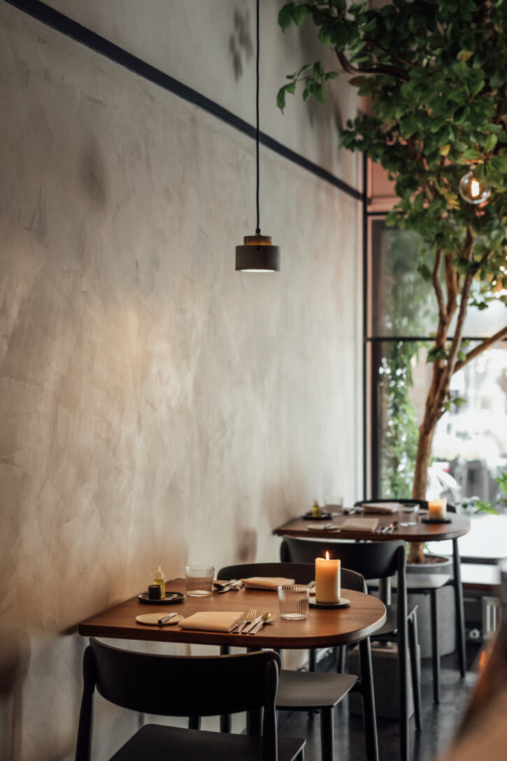 Warm beige restaurant interieur van Restaurant Ross in Hasselt, afgewerkt met Stoopen & Meeûs LimePaint