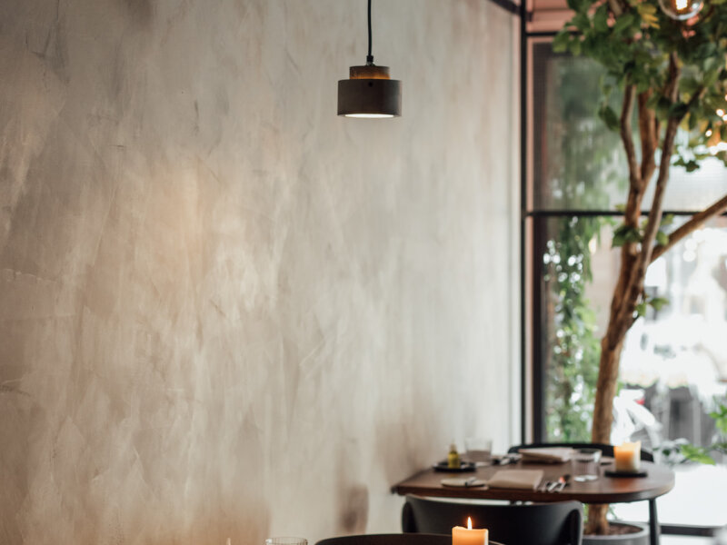 Warm beige restaurant interieur van Restaurant Ross in Hasselt, afgewerkt met Stoopen & Meeûs LimePaint