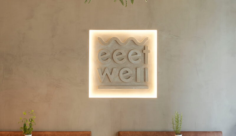 Warm beige restaurant interieur afgewerkt met Stoopen & Meeûs Stuc
