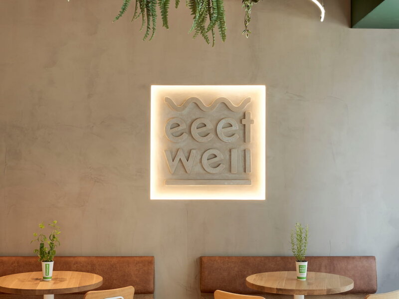 Warm beige restaurant interieur afgewerkt met Stoopen & Meeûs Stuc