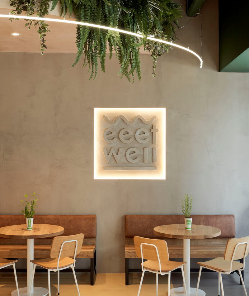 Warm beige restaurant interieur afgewerkt met Stoopen & Meeûs Stuc