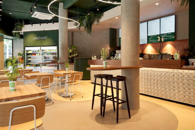 Warm beige restaurant interieur afgewerkt met Stoopen & Meeûs Stuc