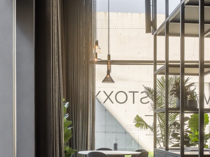 stoopen-meeus-showroom-interieur-thehub-stuc-pleister-06